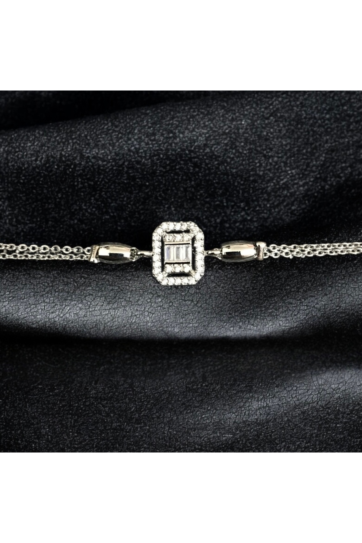 Zarif Zirkon Taşlı Paslanmaz Çelik Kadın Bileklik – Şıklığın ve Zarafetin Simgesi